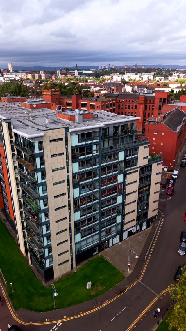 The energy of the city. The freedom of the park. The best of both worlds. Welcome to 82 Templeton Street, Glasgow A cont